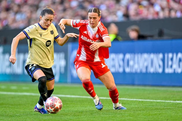 v li Ona BATLLE Barcelona, 22 Klara BUEHL FC Bayern, FCB, 17 in duel, duel, tackle, dynamic, action, action, 25 04 2026, Munich Germany , football, UEFA Womens Champions League, semi-final, FC Bayern Munich FC Barcelona xslx