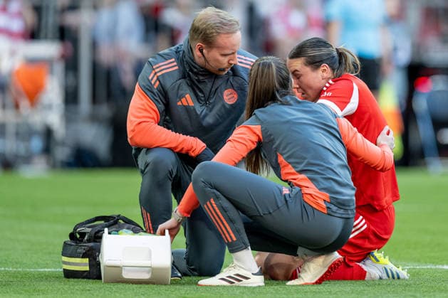 The coaches take care of the ailing Vanessa Gilles FC Bayern Muenchen Frauen, 02 GER, FC Bayern Muenchen vs FC Barcelona, Football, UEFA Womans Champions League, Semi-final first leg, 2025 2026 season, 25 04 2026 GER, FC Bayern Muenchen vs FC Barcelona, Football, UEFA Womans Champions League, Semi-final first leg, 2025 2026 season, 25 04 2026 Muenchen Copyright: xEibner-Pressefoto HeikexFeinerx EP_HFR