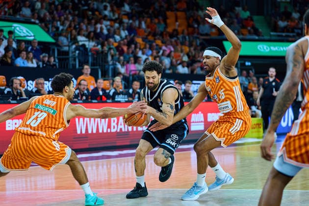 Mark Smith ratiopharm ulm, 13 , Devon Daniels Veolia Towers Hamburg, 21 , Justin Simon ratiopharm ulm, 15 GER, ratiopharm ulm vs Veolia Towers Hamburg, Basketball, Matchday 31, EasyCredit BBL, Season 2025 2026, 25 04 2026 GER, ratiopharm ulm vs Veolia Towers Hamburg, Basketball, Matchday 31, EasyCredit BBL, Season 2025 2026, 25 04 2026 New Ulm Copyright: xEibner-Pressefoto GeraldxOelze-dexStoppanyx EP_ODS