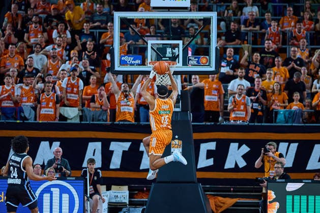 Dunking, Dunk by Justin Simon ratiopharm ulm, 15 in front of the Fankurve GER, ratiopharm ulm vs Veolia Towers Hamburg, Basketball, Matchday 31, EasyCredit BBL, Season 2025 2026, 25 04 2026 GER, ratiopharm ulm vs Veolia Towers Hamburg, Basketball, Matchday 31, EasyCredit BBL, Season 2025 2026, 25 04 2026 New Ulm Copyright: xEibner-Pressefoto GeraldxOelze-dexStoppanyx EP_ODS
