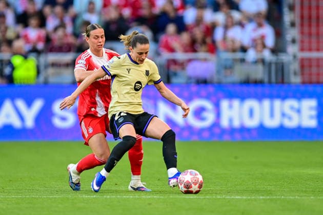 v li Klara BUEHL FC Bayern, FCB, 17 Ona BATLLE Barcelona, 22 in duel, duel, tackle, dynamic, action, action, 25 04 2026, Munich Germany , football, UEFA Womens Champions League, semi-final, FC Bayern Munich FC Barcelona xslx