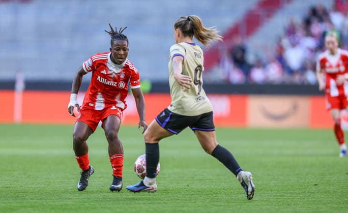 GER, Munich, Bayern Munich vs FC Barcelona, WomenÂs Champions League, Football, UEFA, Season 2025 2026, Allianz Arena, Semi-final, First leg in picture f l Bernadette Amani Bayern Munich 15 , Claudia Pina FC Barcelona 9 DFB DFL REGULATIONS PROHIBIT ANY USE OF PHOTOGRAPHS AS IMAGE SEQUENCES AND OR QUASI VIDEO, 25 04 2026 Copyright: HMBxMedia HendrikxHamelau