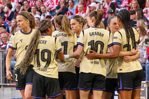 UEFA Womens Champions League 2025 26 - FC Bayern vs. FC Barcelona, Barca - Halbfinale - Hinspiel - Samstag, 25.04.2026 - Allianz Arena , München (Bayern, Deutschland) Vicky Lopez (FC Barcelona, 19), Alexia Putellas (FC Barcelona, 11), Caroline Graham Hansen (FC Bayern München, 10) und Ewa Pajor (FC Barcelona, 17) am jubeln nach dem Tor für FC Barcelona Copyright: xSümeyyexAkcöltekinx