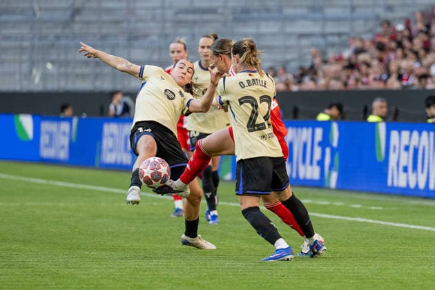 Battle for the ball by Klara Buehl FC Bayern Muenchen Women, 17 with Patri Guijarro FC Barcelona Woman, 12 and Ona Batlle FC Barcelona Woman, 22 GER, FC Bayern Muenchen vs FC Barcelona, Football, UEFA Womans Champions League, semi-final first leg, 2025 2026 season, 25 04 2026 GER, FC Bayern Muenchen vs FC Barcelona, Football, UEFA Womans Champions League, semi-final first leg, 2025 2026 season, 25 04 2026 Muenchen Copyright: xEibner-Pressefoto HeikexFeinerx EP_HFR