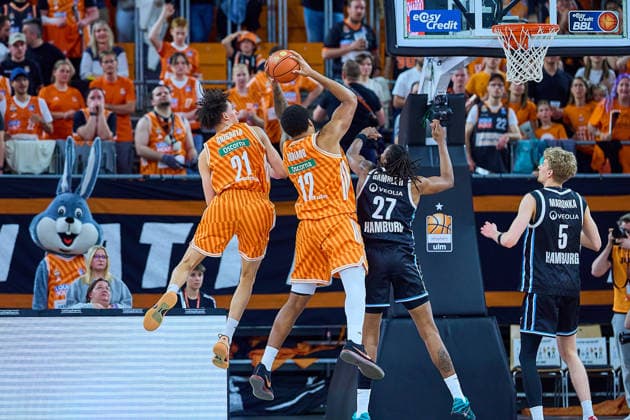 Alec Anigbata ratiopharm ulm, 21 , Joel Soriano ratiopharm ulm, 12 , Karl Gable II Veolia Towers Hamburg, 27 , Zsombor Maronka Veolia Towers Hamburg, 05 GER, ratiopharm ulm vs Veolia Towers Hamburg, Basketball, 31 Matchday, EasyCredit BBL, Season 2025 2026, 25 04 2026 GER, ratiopharm ulm vs Veolia Towers Hamburg, Basketball, 31 Matchday, EasyCredit BBL, Season 2025 2026, 25 04 2026 New Ulm Copyright: xEibner-Pressefoto GeraldxOelze-dexStoppanyx EP_ODS