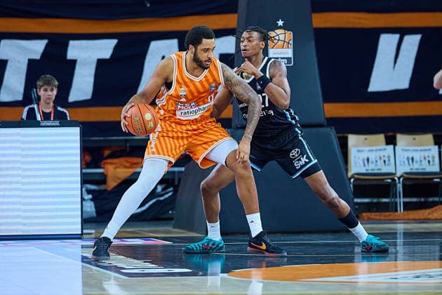 duel, duel between Joel Soriano ratiopharm ulm, 12 and Karl Gable II Veolia Towers Hamburg, 27 GER, ratiopharm ulm vs Veolia Towers Hamburg, Basketball, 31 Matchday, EasyCredit BBL, Season 2025 2026, 25 04 2026 GER, ratiopharm ulm vs Veolia Towers Hamburg, Basketball, 31 Matchday, EasyCredit BBL, Season 2025 2026, 25 04 2026 New Ulm Copyright: xEibner-Pressefoto GeraldxOelze-dexStoppanyx EP_ODS