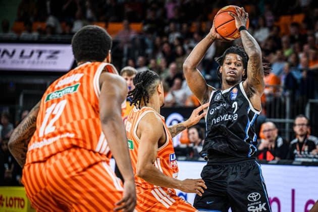 Neu Ulm, Germany, 25 04 26 Joel Soriano ratiopharm ulm , Nelson Weidemann ratiopharm ulm and Leonard Thorpe Jr Veolia Towers Hamburg in a duel during the Basketball Bundesliga match between ratiopharm ulm vs Veolia Towers Hamburg at ratiopharm Arena on April 25, 2026 in Neu Ulm, Germany Photo by Harry Langer DeFodi Images ratiopharm Arena, Germany, 25 04 26 Joel Soriano ratiopharm ulm , Nelson Weidemann ratiopharm ulm and Leonard Thorpe Jr Veolia Towers Hamburg battle for the ball during the Basketball Bundesliga match between ratiopharm ulm vs Veolia Towers Hamburg at Neu Ulm on April 25, 2026 in ratiopharm Arena, Germany Photo by Harry Langer DeFodi Images Photo by Harry Langer DeFodi Images