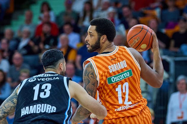 duel, duel between Martin Breuning Veolia Towers Hamburg, 13 and Joel Soriano ratiopharm ulm, 12 GER, ratiopharm ulm vs Veolia Towers Hamburg, Basketball, Matchday 31, EasyCredit BBL, Season 2025 2026, 25 04 2026 GER, ratiopharm ulm vs Veolia Towers Hamburg, Basketball, Matchday 31, EasyCredit BBL, Season 2025 2026, 25 04 2026 New Ulm Copyright: xEibner-Pressefoto GeraldxOelze-dexStoppanyx EP_ODS