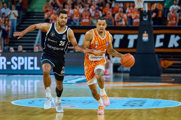 Running duel between Kenneth Ogbe Veolia Towers Hamburg, 25 and Nelson Weidemann ratiopharm ulm, 00 GER, ratiopharm ulm vs Veolia Towers Hamburg, Basketball, Matchday 31, EasyCredit BBL, Season 2025 2026, 25 04 2026 GER, ratiopharm ulm vs Veolia Towers Hamburg, Basketball, Matchday 31, EasyCredit BBL, Season 2025 2026, 25 04 2026 New Ulm Copyright: xEibner-Pressefoto GeraldxOelze-dexStoppanyx EP_ODS