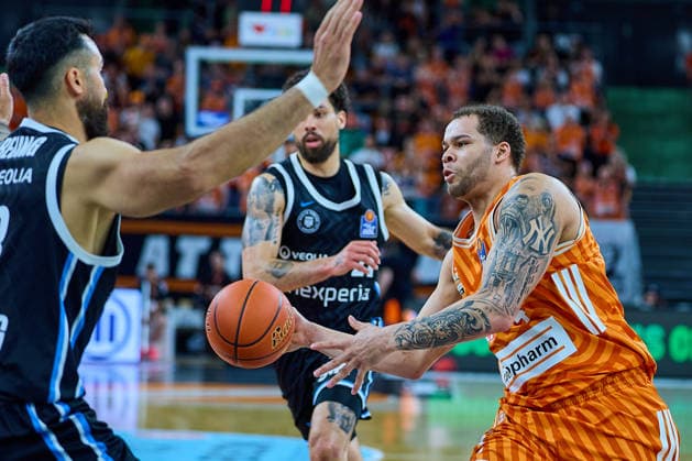 Christopher Ledlum ratiopharm ulm, 04 with cross pass GER, ratiopharm ulm vs Veolia Towers Hamburg, Basketball, 31 Matchday, EasyCredit BBL, Season 2025 2026, 25 04 2026 GER, ratiopharm ulm vs Veolia Towers Hamburg, Basketball, 31 Matchday, EasyCredit BBL, Season 2025 2026, 25 04 2026 New Ulm Copyright: xEibner-Pressefoto GeraldxOelze-dexStoppanyx EP_ODS