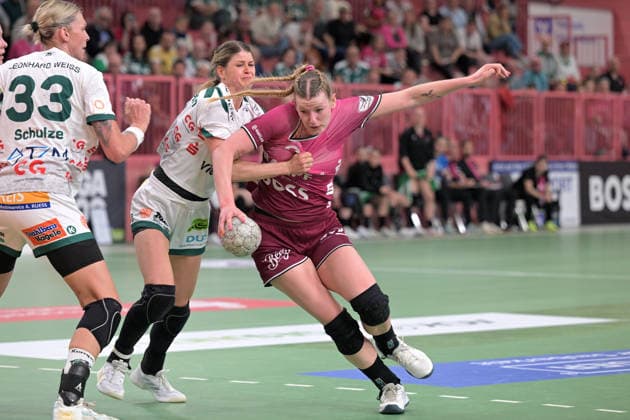 Naina Klein TusSies Metzingen, 09 am with ball against Sina Ehmann FrischAuf Goeppingen, 22 TusSies Metzingen vs FrischAuf Goeppingen , Handball, Alsco HBF, 2 Play Off League Matchday, Season 2025 2026, 25 04 2026 TusSies Metzingen vs FrischAuf Goeppingen , Handball, Alsco HBF, 2 Play Off League Matchday, Season 2025 2026, 25 04 2026 Tuebingen Copyright: xEibner-Pressefoto TobiasxBaurx EP_TBR