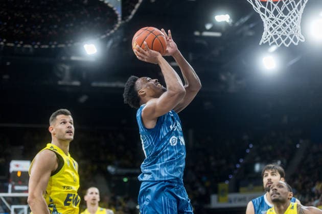 Oldenburg, Lower Saxony, DEU, 25 04 2026, Eric Reed II center, MLP Academics Heidelberg , Filip Stanic left, EWE Baskets Oldenburg and Kyle Lofton right, EWE Baskets Oldenburg EWE Baskets Oldenburg vs MLP Academics Heidelberg Basketball 1 Basketball Bundesliga Season 2025 2026, 31 Matchday, Grosse EWE Arena EWE Baskets Oldenburg vs MLP Academics Heidelberg www.andreas-burmann.de