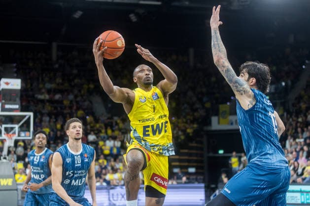 Oldenburg, Lower Saxony, DEU, 25 04 2026, Dakarai Tucker center, EWE Baskets Oldenburg , Marcel Keßen right, MLP Academics Heidelberg , Samuell Williamson 2 from left, MLP Academics Heidelberg and Eric Reed II left, MLP Academics Heidelberg EWE Baskets Oldenburg vs MLP Academics Heidelberg Basketball 1 Basketball Bundesliga Season 2025 2026, Matchday 31, Grosse EWE Arena EWE Baskets Oldenburg vs MLP Academics Heidelberg www.andreas-burmann.de
