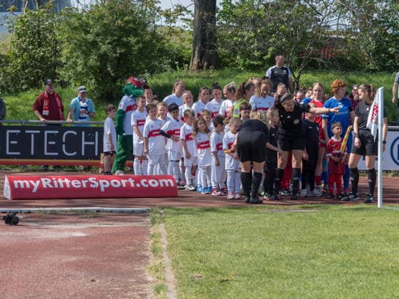 Run-in children with advertising banner Ritter Sport, team VfB Stuttgart and SV Meppen, referee talks to children and gives her flag GER, VfB Stuttgart vs SV Meppen, Football, 2 Womens Bundesliga, Matchday 23, Season 2025 2026, 26 04 2026 GER, VfB Stuttgart vs SV Meppen, Football, 2 Womens Bundesliga, Matchday 23, Season 2025 2026, 26 04 2026 Stuttgart Copyright: xEibner-Pressefoto CarstenxSchwerx EP_CSG