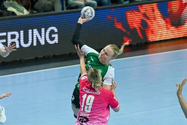 Lotta Roepcke VfL Oldenburg, 21 vs Lea Gruber SV Union Halle Neustadt, 19 VfL Oldenburg vs SV Union Halle Neustadt, ALSCO Handball Bundesliga Women, Playoffs, Matchday 2, Season 2025 2026, 25 04 2026, VfL Oldenburg vs SV Union Halle Neustadt, ALSCO Handball Bundesliga Women, Playoffs, Matchday 2, Season 2025 2026, 25 04 2026 Oldenburg Copyright: xEibner-Pressefoto RobertxGertzenx EP_RGN