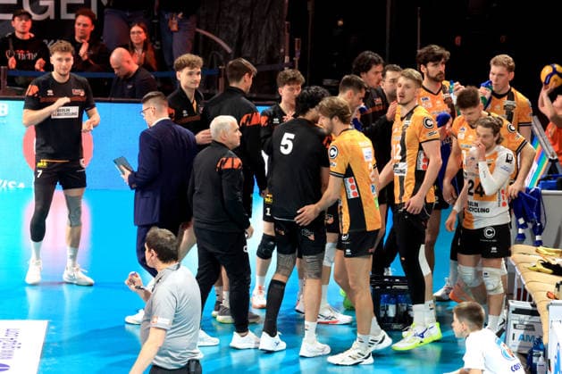 DEU, DVV, 1 VBL, BR Volleys vs Friedrichshafen, 26 04 2026, Max Schmeling Halle, Berlin, DEU, DVV, 1 VBL, BR Volleys vs Friedrichshafen, in the picture Co Coach Markus Steuerwald BR Volleys , BR Volleys players circle nordphotoxGmbHx xEngler nph00076