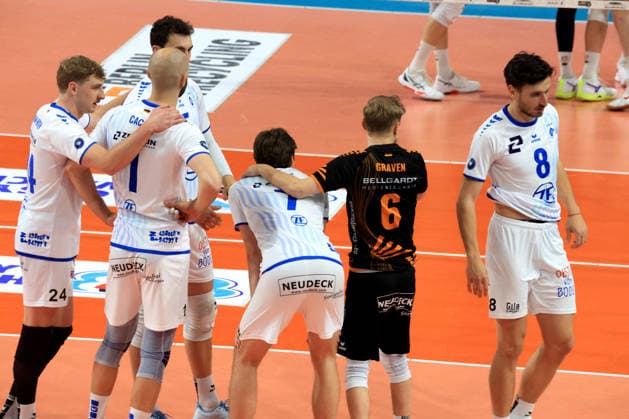 DEU, DVV, 1 VBL, BR Volleys vs Friedrichshafen, 26 04 2026, Max Schmeling Halle, Berlin, DEU, DVV, 1 VBL, BR Volleys vs Friedrichshafen, in the picture Friedrichshafen players circle nordphotoxGmbHx xEngler nph00076