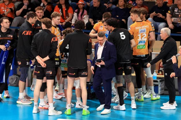 DEU, DVV, 1 VBL, BR Volleys vs Friedrichshafen, 26 04 2026, Max Schmeling Halle, Berlin, DEU, DVV, 1 VBL, BR Volleys vs Friedrichshafen, in the picture Co Coach Markus Steuerwald BR Volleys , BR Volleys players circle nordphotoxGmbHx xEngler nph00076