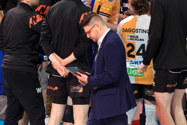 DEU, DVV, 1 VBL, BR Volleys vs Friedrichshafen, 26 04 2026, Max Schmeling Halle, Berlin, DEU, DVV, 1 VBL, BR Volleys vs Friedrichshafen, in the picture Co Coach Markus Steuerwald BR Volleys , BR Volleys players circle nordphotoxGmbHx xEngler nph00076