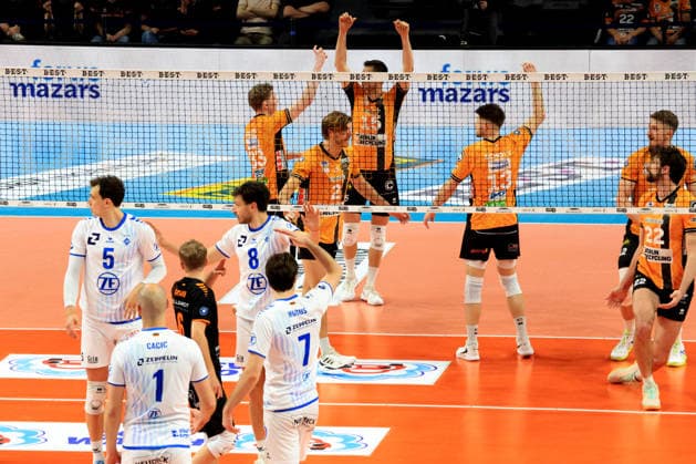 DEU, DVV, 1 VBL, BR Volleys vs Friedrichshafen, 26 04 2026, Max Schmeling Halle, Berlin, DEU, DVV, 1 VBL, BR Volleys vs Friedrichshafen, in the picture BR Volleys players circle, Friedrichshafen players circle nordphotoxGmbHx xEngler nph00076