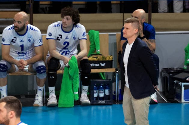 DEU, DVV, 1 VBL, BR Volleys vs Friedrichshafen, 26 04 2026, Max Schmeling Halle, Berlin, DEU, DVV, 1 VBL, BR Volleys vs Friedrichshafen, in the picture head coach Adam Swaczyna Friedrichshafen , Friedrichshafen players bench, Vojin Cacic Friedrichshafen 1 , Gustavo Maciel Friedrichshafen 2 nordphotoxGmbHx xEngler nph00076