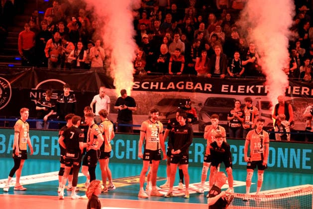 DEU, DVV, 1 VBL, BR Volleys vs Friedrichshafen, 26 04 2026, Max Schmeling Halle, Berlin, DEU, DVV, 1 VBL, BR Volleys vs Friedrichshafen, in the picture BR Volleys players circle nordphotoxGmbHx xEngler nph00076