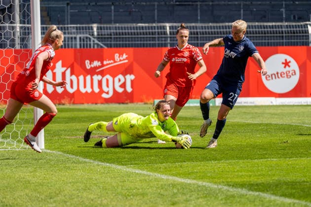 Match scene, Kari Naerdemann VfL Bochum, 01 holds a shot from Chiara Bouziane 1 FSV Mainz 05, 10, f l Nadine Anstatt 1 FSV Mainz 05, 27 , Sarah Freutel VfL Bochum, 27 , GER, 1 FSV Mainz 05 vs VfL Bochum, Soccer, 2 Womens Bundesliga, 23 Matchday, Season 2025 2026, 26 04 2026, DFB REGULATES PROHIBIT ANY USE OF PHOTOGRAPHS AS IMAGE SEQUENCES AND OR QUASI VIDEO, GER, 1 FSV Mainz 05 vs VfL Bochum, Football, 2 Womens Bundesliga, 23 Matchday, Season 2025 2026, 26 04 2026 Mainz Copyright: xEibner-Pressefoto Jan-NiclasxGrox EP_JGG