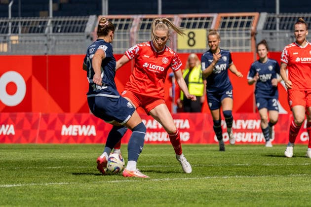 Game scene, dribbling, duel, f l Nina Lange VfL Bochum, 23 , Chiara Bouziane 1 FSV Mainz 05, 10 , GER, 1 FSV Mainz 05 vs VfL Bochum, Football, 2 Womens Bundesliga, Matchday 23, Season 2025 2026, 26 04 2026, DFB REGULATIONS PROHIBIT ANY USE OF PHOTOGRAPHS AS IMAGE SEQUENCES AND OR QUASI VIDEO, GER, 1 FSV Mainz 05 vs VfL Bochum, Football, 2 Womens Bundesliga, Matchday 23, Season 2025 2026, 26 04 2026 Mainz Copyright: xEibner-Pressefoto Jan-NiclasxGrox EP_JGG