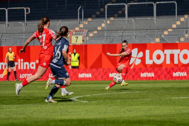 Match scene, Miriam Sterrer 1 FSV Mainz 05, 03 passes the ball towards v l Marie Voth 1 FSV Mainz 05, 17 , Emely Joester VfL Bochum, 16 , GER, 1 FSV Mainz 05 vs VfL Bochum, Football, 2 Womens Bundesliga, Matchday 23, Season 2025 2026, 26 04 2026, DFB REGULATES PROHIBIT ANY USE OF PHOTOGRAPHS AS IMAGE SEQUENCES AND OR QUASI VIDEO, GER, 1 FSV Mainz 05 vs VfL Bochum, Football, 2 Womens Bundesliga, Matchday 23, Season 2025 2026, 26 04 2026 Mainz Copyright: xEibner-Pressefoto Jan-NiclasxGrox EP_JGG