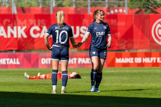 Match scene, f l Anna Moczarski VfL Bochum, 10 , Lilian Huber VfL Bochum, 05 high-five each other after the final whistle, GER, 1 FSV Mainz 05 vs VfL Bochum, Football, 2 Womens Bundesliga, Matchday 23, Season 2025 2026, 26 04 2026, DFB REGULATES PROHIBIT ANY USE OF PHOTOGRAPHS AS IMAGE SEQUENCES AND OR QUASI VIDEO, GER, 1 FSV Mainz 05 vs VfL Bochum, Football, 2 Womens Bundesliga, Matchday 23, Season 2025 2026, 26 04 2026 Mainz Copyright: xEibner-Pressefoto Jan-NiclasxGrox EP_JGG