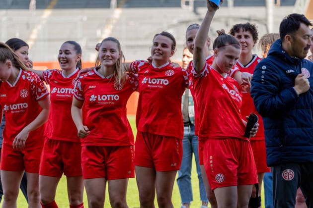 Team of 1 FSV Mainz 05 celebrates with the fans, from l Miriam Sterrer 1 FSV Mainz 05, 03 , Christine Kilian 1 FSV Mainz 05, 16 , Kara Bathmann 1 FSV Mainz 05, 04 , Chiara Bouziane 1 FSV Mainz 05, 10 , Nadine Anstatt 1 FSV Mainz 05, 27 , Anna Donner 1 FSV Mainz 05, 15 , Takashi Yamashita 1 FSV Mainz 05, head coach , GER, 1 FSV Mainz 05 vs VfL Bochum, Football, 2 Womens Bundesliga, Matchday 23, Season 2025 2026, 26 04 2026, DFB REGULATES PROHIBIT ANY USE OF PHOTOGRAPHS AS IMAGE SEQUENCES AND OR QUASI VIDEO, GER, 1 FSV Mainz 05 vs VfL Bochum, Football, 2 Womens Bundesliga, Matchday 23, Season 2025 2026, 26 04 2026 Mainz Copyright: xEibner-Pressefoto Jan-NiclasxGrox EP_JGG