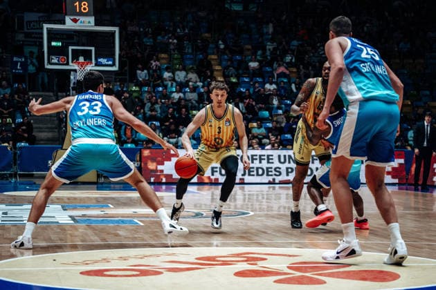 Ryan Hawkins Skyliners Frankfurt, 33 , Alex OÂ Connell Alba Berlin, 03 GER, Skyliners Frankfurt vs Alba Berlin, easycredit BBL, Bundesliga, 31 Matchday, Season 2025 2026 26 04 2026 Eibner Pressefoto Attila Ziga GER, Skyliners Frankfurt vs Alba Berlin, easycredit BBL, Bundesliga, 31 Matchday, Season 2025 2026 26 04 2026 Frankfurt am Main Copyright: xEibner-Pressefotox EP_AZA