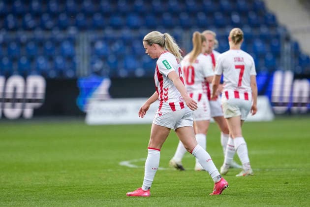 1 FC Köln players, looking disappointed, disappointment, frustration, disappointed, pessimistic, after conceding the goal to 6 2, action, action scene, 27 04 2026, Sinsheim Hoffenheim Germany , Football, Google Pixel Women Bundesliga, TSG 1899 Hoffenheim 1 FC Köln, DFB DFL REGULATIONS PROHIBIT ANY USE OF PHOTOGRAPHS AS IMAGE SEQUENCES AND OR QUASI VIDEO xozx