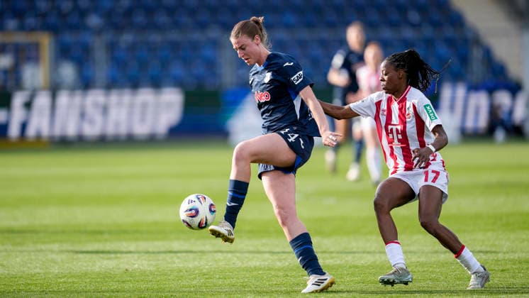 v li Lisa Doorn TSG, 14 , Lydia Andrade Köln, 17 , duel, duel, tackle, tackling, dynamics, action, action, 27 04 2026, Sinsheim Hoffenheim Germany , Soccer, Google Pixel Women Bundesliga, TSG 1899 Hoffenheim 1 FC Köln, DFB DFL REGULATIONS PROHIBIT ANY USE OF PHOTOGRAPHS AS IMAGE SEQUENCES AND OR QUASI VIDEO xozx