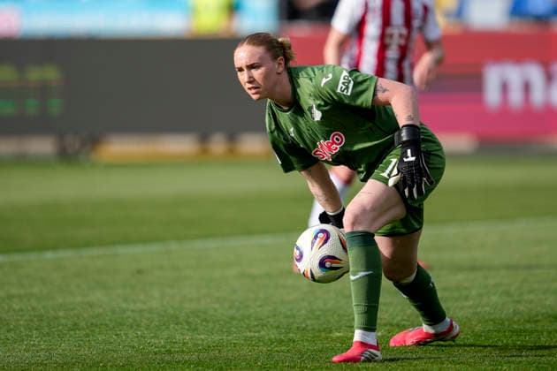 Laura Johanna Dick Goalkeeper, Goalkeeper, TSG, 1 , on the ball, cropped, full body, single image, single photo, action, action, 27 04 2026, Sinsheim Hoffenheim Germany , Football, Google Pixel Women Bundesliga, TSG 1899 Hoffenheim 1 FC Köln, DFB DFL REGULATIONS PROHIBIT ANY USE OF PHOTOGRAPHS AS IMAGE SEQUENCES AND OR QUASI VIDEO xozx