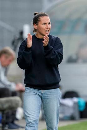 Eva Maria Virsinger Head Coach, Coach, TSG , gives instructions, gestures, gesticulates with arms, single image, single photo, action, action, 27 04 2026, Sinsheim Hoffenheim Germany , Football, Google Pixel Women Bundesliga, TSG 1899 Hoffenheim 1 FC Köln, DFB DFL REGULATIONS PROHIBIT ANY USE OF PHOTOGRAPHS AS IMAGE SEQUENCES AND OR QUASI VIDEO xozx