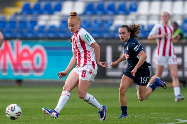 v li Laura Vogt Köln, 8 , Marie Steiner TSG, 19 , duel, duel, tackle, tackling, dynamics, action, action, 27 04 2026, Sinsheim Hoffenheim Germany , Football, Google Pixel Women Bundesliga, TSG 1899 Hoffenheim 1 FC Köln, DFB DFL REGULATIONS PROHIBIT ANY USE OF PHOTOGRAPHS AS IMAGE SEQUENCES AND OR QUASI VIDEO xozx