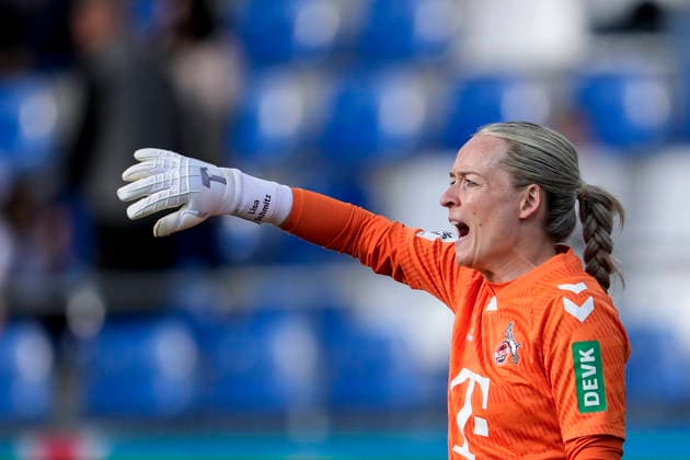 Lisa Schmitz (Torwart, Torhüterin, Köln, 1), gibt Anweisungen, gestikuliert, mit den Armen gestikulieren, Einzelbild, Einzelfoto, Aktion, Action, 27.04.2026, Sinsheim (Hoffenheim) (Deutschland), Fussball, Google Pixel Frauen-Bundesliga, TSG 1899 Hoffenheim - 1. FC Köln, DFB DFL REGULATIONS PROHIBIT ANY USE OF PHOTOGRAPHS AS IMAGE SEQUENCES AND OR QUASI-VIDEO. xozx