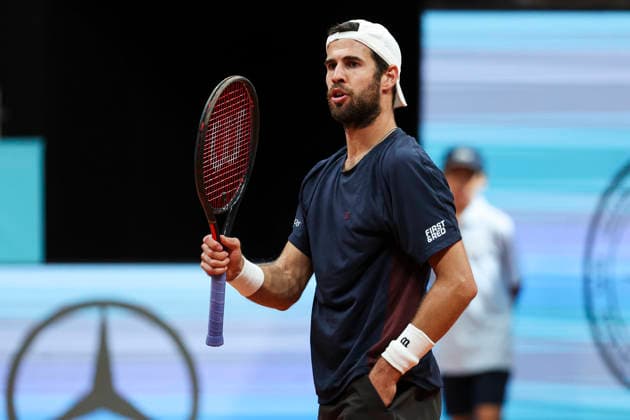 April 27, 2026, Madrid, Madrid, Spain: Karen Khachanov of Russia reacts against Jakub Mensik of Czech Republic during the Mutua Madrid Open 2026, ATP, Tennis Herren Masters 1000 and WTA, Tennis Damen 1000, at La Caja Magica on April 27, 2026 in Madrid, Spain. Mutua Madrid Open 2026 - Day 8 - ZUMAa181 20260427_zaa_a181_682 Copyright: xIrinaxR.xHipolitox