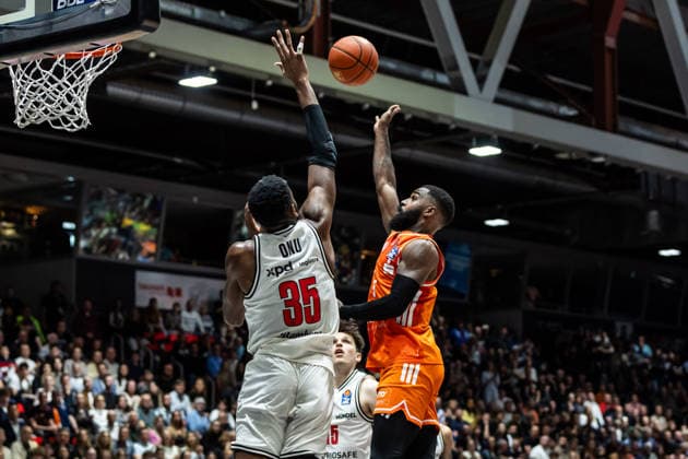 GER, easy Credit Basketball Bundesliga, Niners Chemnitz BMA365 Bamberg Baskets 27 04 2026, Messe, Chemnitz, GER, easy Credit Basketball Bundesliga, Niners Chemnitz BMA365 Bamberg Baskets Corey Davis Jr Niners Chemnitz, 5 , Ejiofor Onu BMA365 Bamberg Baskets, 35 Foto Alexander Trienitz Chemnitz Messe Sachsen Germany