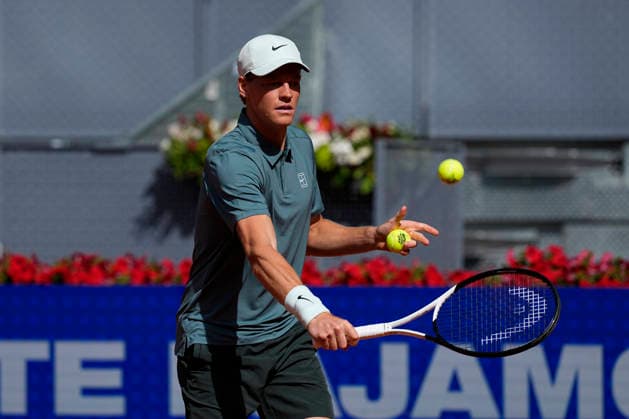 April 28, 2026, Madrid, Madrid, Spain: Jannik Sinner of Italy plays against Cameron Norrie of Great Britain during the Mutua Madrid Open 2026, ATP, Tennis Herren Masters 1000 and WTA, Tennis Damen 1000, at La Caja Magica on April 28, 2026 in Madrid, Spain. Mutua Madrid Open 2026 - Day 9 - ZUMAa181 20260428_zaa_a181_011 Copyright: xOscarxJ.xBarrosox