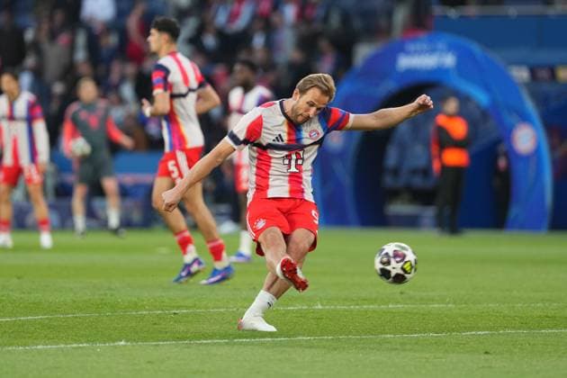 Harry Kane of Bayern Munich warms up before the match Paris Saint-Germain v Bayern Munich, UEFA Champions League, Semi Final, First Leg, Football, Parc des Princes, Paris, France - 28 Apr 2026Paris Parc des Princes France EDITORIAL USE ONLY No use with unauthorised audio, video, data, fixture lists, club league logos or live services. Online in-match use limited to 120 images, no video emulation. No use in betting, games or single club league player publications. Copyright: xDavexWinter Shutterstockx 16847969p
