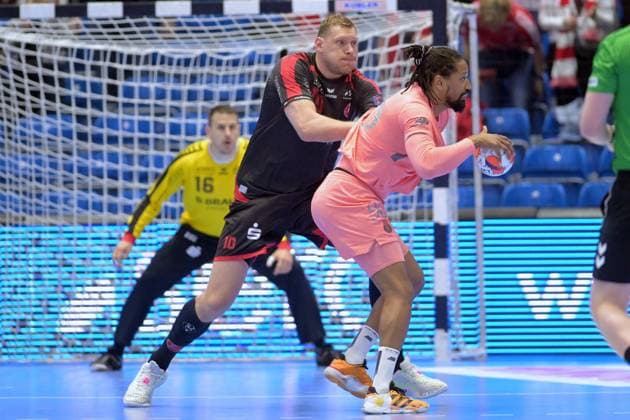 Gilberto Brito Duarte FC Porto 90 on the ball , Dainis Kristopans MT Melsungen 10 , Nebojsa Simic Goalkeeper MT Melsungen 16 L, back , GER, MT Melsungen FC Porto POR , Handball, EHF European League Maenner, Quarter Final, Season 2025 2026, 28 04 2026, GER, MT Melsungen FC Porto, Handball, EHF Maenner, Quarter Final, Season 2025 2026, 28 04 2026 Kassel Copyright: xEibner-Pressefotox xRolandxSippelx EP_RSL