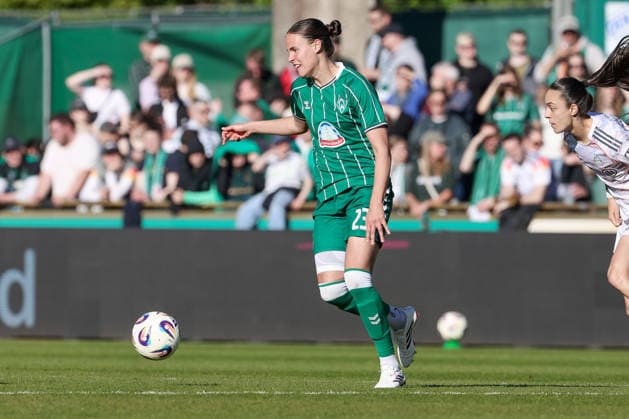 Hanna Nemeth SV Werder Bremen, 23 on the ball, single image, full body, action, action, game scene, THE DFB GUIDELINES PROHIBIT ANY USE OF PHOTOGRAPHS AS IMAGE SEQUENCES AND OR QUASI VIDEO DFB REGULATIONS PROHIBIT ANY USE OF PHOTOGRAPHS AS IMAGE SEQUENCES AND OR QUASI VIDEO , 29 04 2026, Bremen Germany , Soccer, Google Pixel Womens Bundesliga, SV Werder Bremen FC Bayern Munich xobx