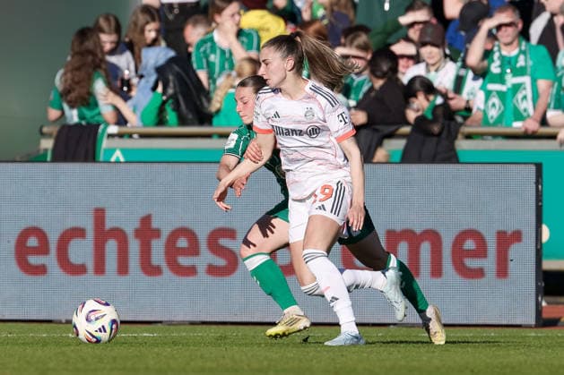 from left Chiara D Angelo SV Werder Bremen, 2 and Katharina Naschenweng FC Bayern München, 19 in duel, duel, dynamics, action, action, game scene, THE DFB REGULATIONS PROHIBIT ANY USE OF PHOTOGRAPHS AS IMAGE SEQUENCES AND OR QUASI VIDEO , 29 04 2026, Bremen Germany , Football, Google Pixel Womens Bundesliga, SV Werder Bremen FC Bayern Munich xobx