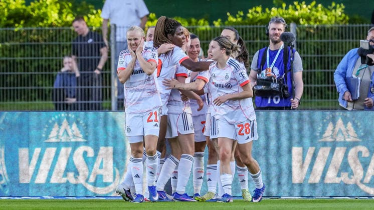 Players of FC Bayern Munich with goal celebration, cheering, jubilant, optimistic, game scene, highlight, joy about the goal to 0 1, THE DFB REGULATIONS PROHIBIT ANY USE OF PHOTOGRAPHS AS IMAGE SEQUENCES AND OR QUASI VIDEO , 29 04 2026, Bremen Germany , Football, Google Pixel Womens Bundesliga, SV Werder Bremen FC Bayern Munich xobx