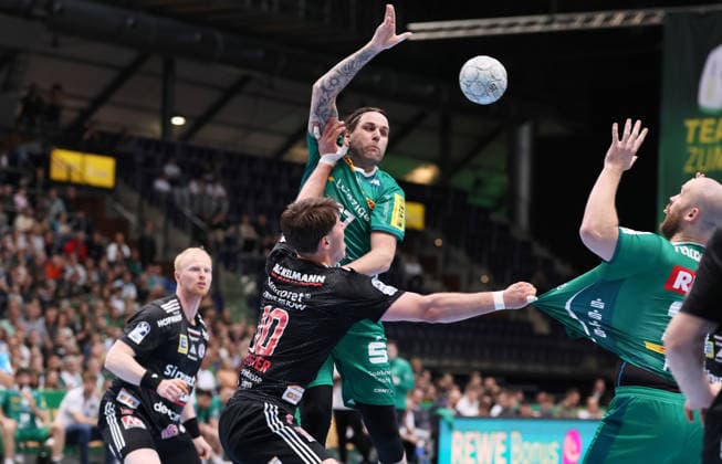 Leipzig, 30 04 2026, Arena Leipzig, Handball, Bundesliga, Matchday 30 , SC DHfK Leipzig vs HC Erlangen , Pictured from left Florian Scheerer 10, Erlangen , Dean Bombac 67, DHfK , Moritz Preuss 24, Leipzig , For editorial use only Only editorial use , DHB HBL regulations prohibit any use of photographs as image sequences and or quasi video ,