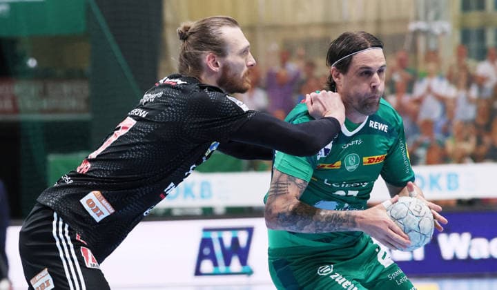 Leipzig, 30 04 2026, Arena Leipzig, Handball, Bundesliga, 30 Spieltag , SC DHfK Leipzig vs HC Erlangen , In the picture from left Antonio Metzner 27, Erlangen , Dean Bombac 67, DHfK , For editorial use only Only editorial use , DHB HBL regulations prohibit any use of photographs as image sequences and or quasi video ,