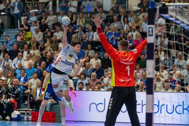 Rutger ten Velde, Outside, Frisch Auf Goeppingen 5 , Dominik Kuzmanović, Goalkeeper, VfL Gummersbach 1 , VfL Gummersbach vs Frisch Auf Goeppingen, Daikin Handball Bundesliga, Men , Matchday 30, 30 04 2026 Gummersbach NRW Germany Copyright: xkolbert-press MartinxWdziecznyx