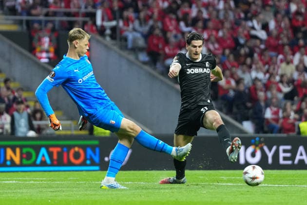 LukaÅ¡ HorniÄek Lukas Hornicek SC Braga, 01 in duel with Igor Matanovic SC Freiburg, 31 , Portugal, Football, UEFA Europa League, semi-final, first leg, 2025 2026, SC Braga vs SC Freiburg, 30 04 2026, Estadio Municipal de Braga, Braga, Braga Estadio Municipal de Braga Cavado Portugal Copyright: xArnexAmbergx